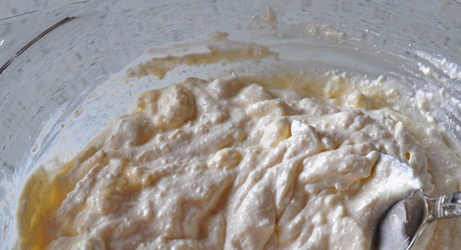 1. Этап. Сырники из творога на сковороде: 1. Творог предварительно разминаем вилкой. Смешаем в блендере творог, йогурт, яйцо. Затем добавим разрыхлитель и муку, перемешаем.