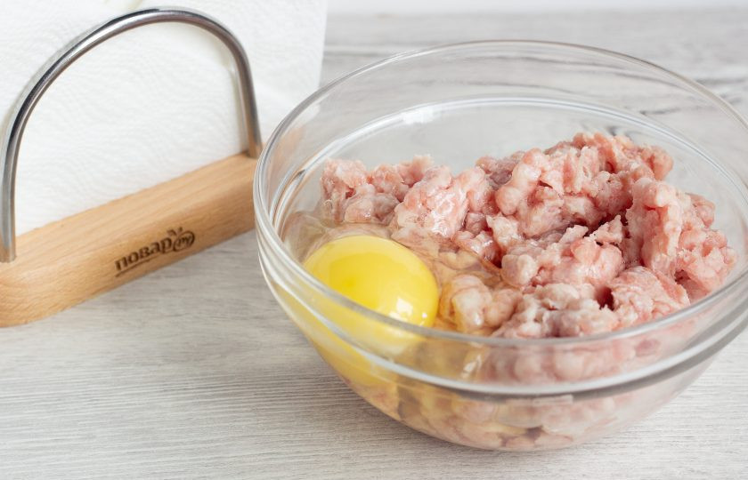 1. Этап. Мясные кексы с перепелиными яйцами: В фарш добавьте яйцо, посолите и по желанию добавьте любимые специи.