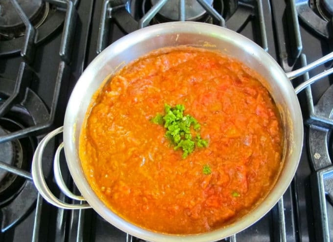 1. Этап. Шакшука с сыром: 3. Далее добавьте мелко нарезанный перец. Также всыпьте перец и чили. Перемешайте. Прокипятите смесь в течение 10 минут.