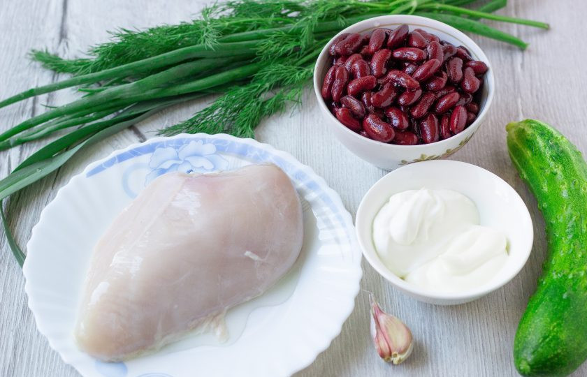 1. Этап. Салат с огурцами и фасолью: Подготовьте все необходимые ингредиенты, включая соль и перец.