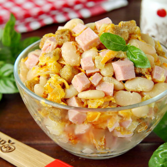 Салат с фасолью и колбасой