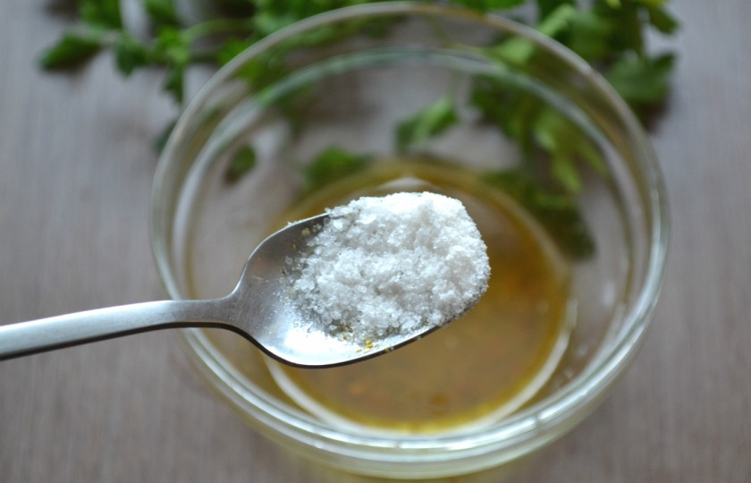 1. Этап. Маринад для индейки: Смешайте пряности, подсолнечное (или оливковое) масло и свежевыжатый лимонный сок. Добавьте соль, хорошо все перемешайте.