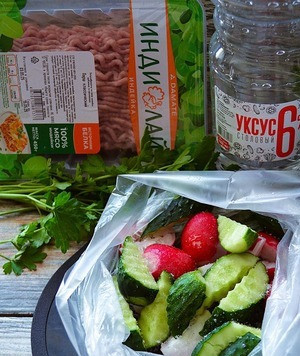 1. Этап. Салат На пикник: Огурцы и редис вымыть, обсушить, нарезать, сложить в плотный пищевой пакет.