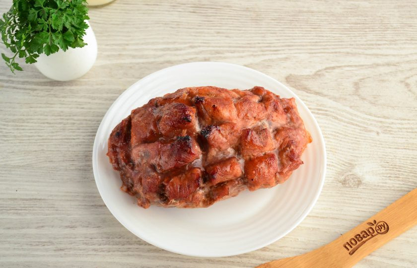 1. Этап. Свинина в медовой глазури на Новый год: Затем разверните фольгу, снова смажьте соусом и запекайте еще 20-25 минут до полной готовности.