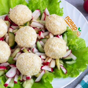 Салат с сырными шариками