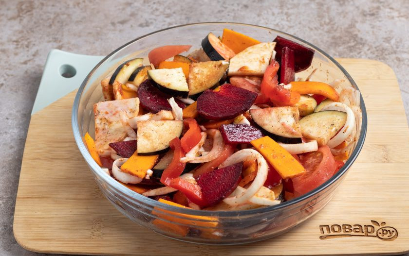 1. Этап. Соус Демиглас из овощей: Добавьте растительное масло, томатную пасту, соль и перец. Аккуратно перемешайте. Запекайте овощи в разогретой до 190 градусов духовке около 1 часа. Овощи должны хорошо подрумяниться.