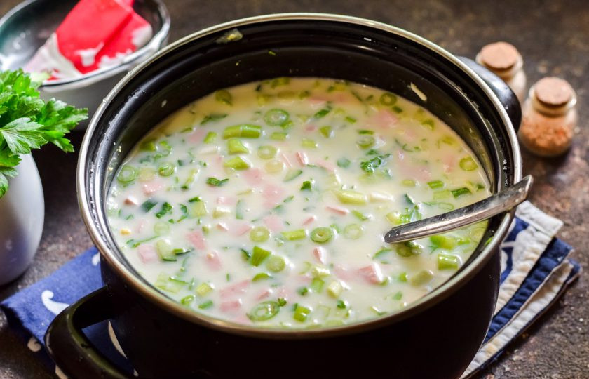 1. Этап. Окрошка на мацони по-грузински: Влейте в кастрюлю мацони, кефир и воду, попробуйте и отрегулируйте вкус.