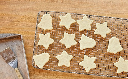 1. Этап. Рождественское печенье из песочного теста: 5. Готовое печенье остудите на решетке.