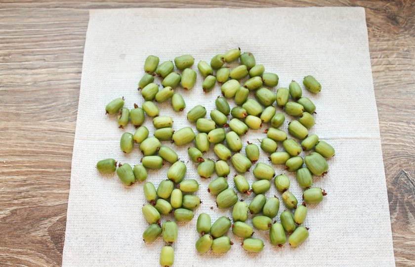 1. Этап. Варенье из актинидии: Ягоды переберите, удаляя испорченные. Оторвите у каждой хвостики, вымойте и обязательно обсушите на бумажном полотенце.