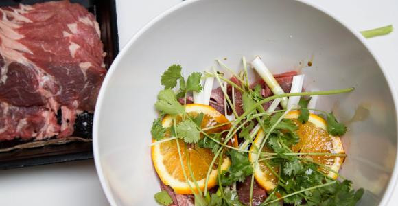 1. Этап. Карне асада из говядины: Полейте соевым соусом и соком лайма.