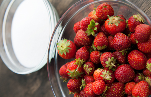 1. Этап. Cироп в домашних условиях: 1. Классический рецепт сиропа в домашних условиях из клубники предполагает использование только ягод и сахара. При желании можно добавить немного мяты для аромата, например, или другие специи.