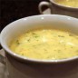 Сырный суп с брокколи Приятного аппетита!!! В маленькой миске, перемешать кукурузный крахмал в воде до полного растворения. Добавьте в суп обильно помешивая. Уменьшите огонь и добавьте кубики сыра варить пока не растает. Смешайте молоко с чесночным порошком и добавить в суп. В кастрюле растопите сливочное масло на среднем огне. Готовте лук до мягкости. Добавьте брокколи и залейте куриным бульоном. Варить на медленном огне пока брокколи не станет мягким, от 10 до 15 минут.