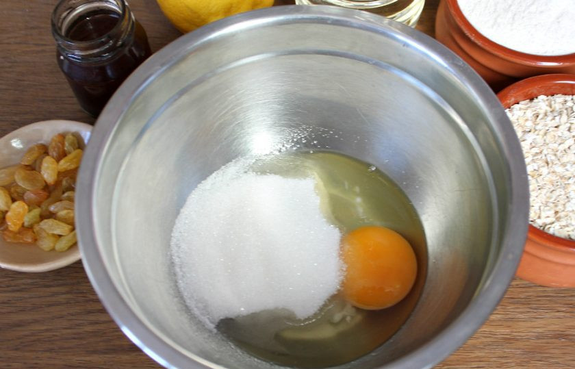 1. Этап. Овсяное печенье с цельнозерновой мукой: В миску насыпаем соль и сахар, вбиваем яйцо и все перемешиваем венчиком до появления пены.