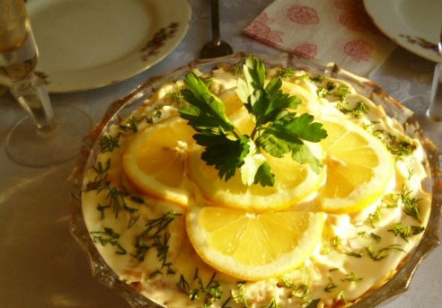 1. Этап. Салат с маринованными шампиньонами: Готовый салат украсьте дольками лимона и веточками зелени. Подавайте холодным. Приятного аппетита!