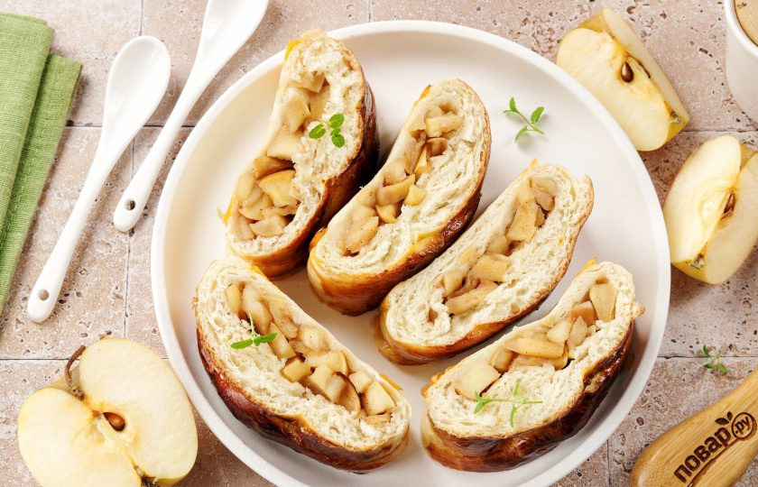 1. Этап. Пирог на дрожжах с яблоками: Нарежьте и подавайте к столу. Приятного аппетита!