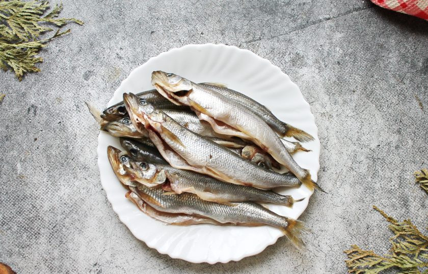 1. Этап. Корюшка на мангале: У корюшки отстригите плавники, удалите внутренности и черную пленку. Если попалась икра, смело ее оставляем. Сполосните снаружи и внутри, обсушите.