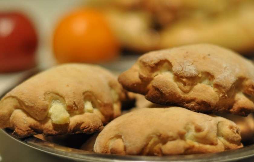 1. Этап. Сочень с творогом: Готовый сочень с творогом можете подать как горячим, так и остывшим. С молоком, чаем или кофе очень вкусно! Приятного аппетита!