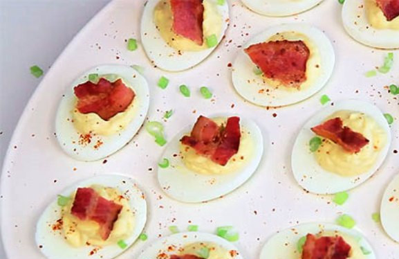 1. Этап. Яйца с пряностями II: Сверху посыпьте блюдо паприкой и положите на каждое яйцо по кусочку обжаренного бекона и щепотке зеленого лука. Закуска готова для подачи на стол.