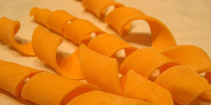 1. Этап. Торт на день рождения мальчику: Из той же оранжевой мастики вырезаем ленты, накручиваем их на палочки, например, китайские для еды. Тоже ждем высыхания.