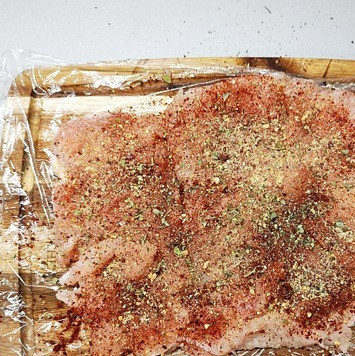 1. Этап. Сырно-шпинатная курица: Выложить отбитое мясо прямоугольником, посолить, посыпать специями.