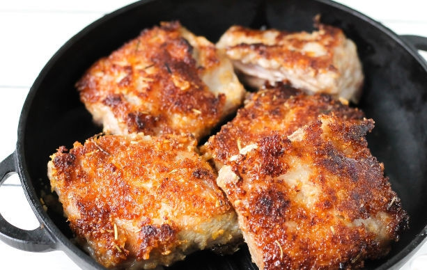 1. Этап. Свиные ребрышки в кукурузных хлопьях: Переместите обжаренные свиные ребрышки в форму. Запекайте в духовом шкафу при 200 градусах приблизительно 15-18 минут.