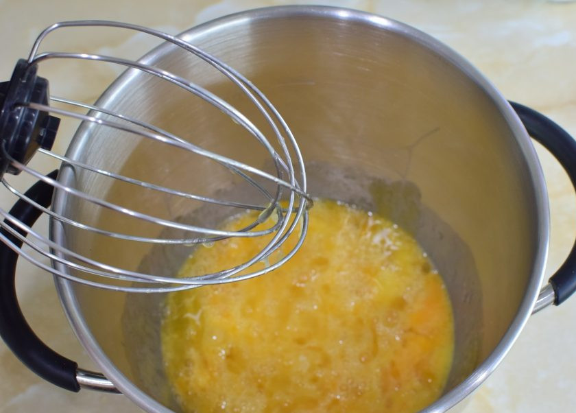 1. Этап. Бисквит в разъемной форме: В чаше для взбивания соедините яйца с сахаром и взбейте в пышную густую массу.