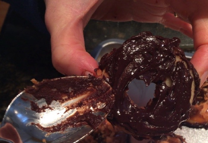 1. Этап. Песочное печенье с кокосом, карамелью и шоколадом: 17. Нанесите шоколад на нижнюю часть каждого печенья и дайте ему время для застывания.