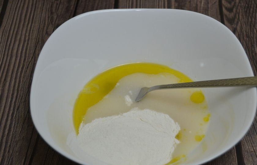 1. Этап. Безглютеновое тесто для пиццы: Растворите в воде соль, сахар, дрожжи, влейте 1 столовую ложку оливкового масла, добавьте рисовую муку.