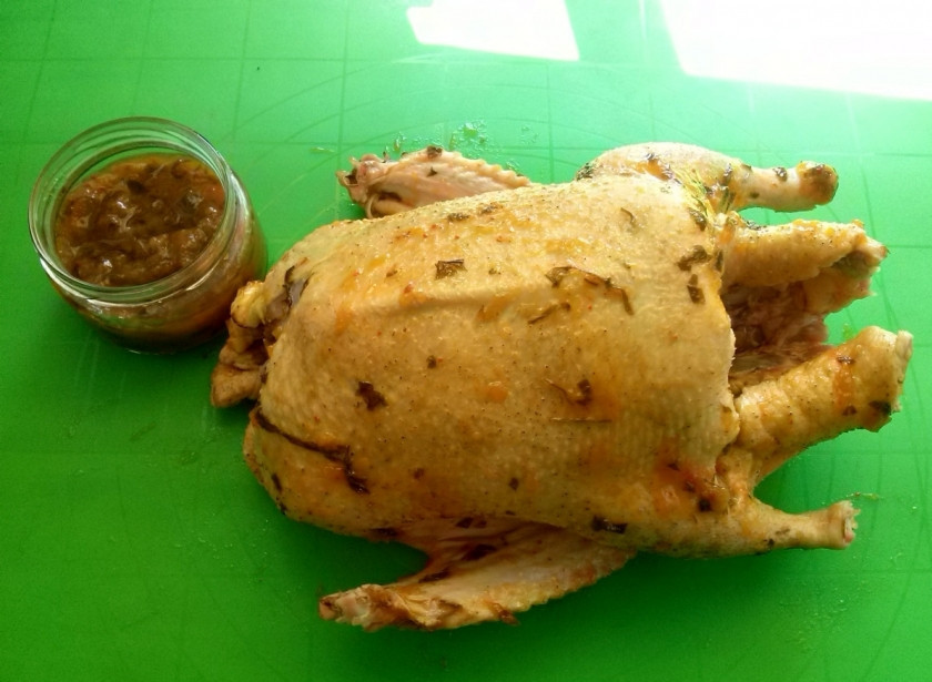 1. Этап. Гусь в рукаве: Утром обсушите гуся бумажными полотенцами, обрежьте гузку. Натрите птицу сверху и внутри соусом Ткемали.