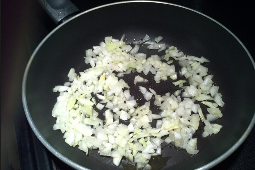 1. Этап. Вкусные котлеты из щуки: Очистите лук, порежьте его на небольшие кусочки. Затем на сковороде растопите сливочное масло, выложите лук на сковороду. Пассеруйте его несколько минут до золотистого цвета. Затем выключите огонь и оставьте лук немного остывать.