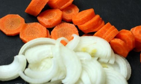 1. Этап. Лосось с соусом из авокадо: Для начала, чистим лук и морковь. Морковь нарезаем кружочками, лук - полукольцами.