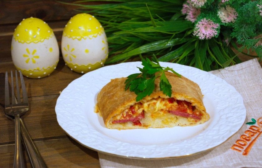 1. Этап. Стромболи: 10. Подайте пиццу к столу. Получается она очень и очень вкусной! Покажу также данное блюдо в разрезе. Стромболи — это пицца-рулет.