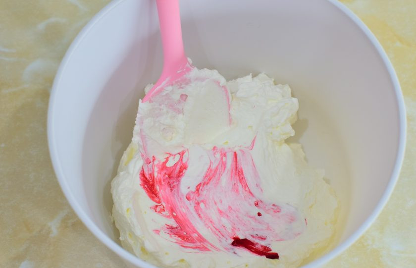 1. Этап. Ванильные кексы с кремом: Часть крема можно окрасить любым пищевым красителем.