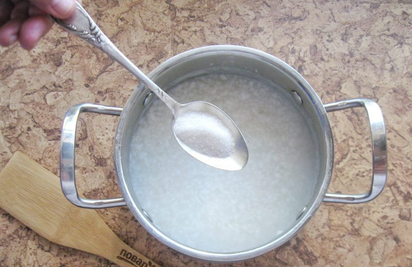 1. Этап. Рисовая молочная каша как в детском саду: Добавьте сахар.