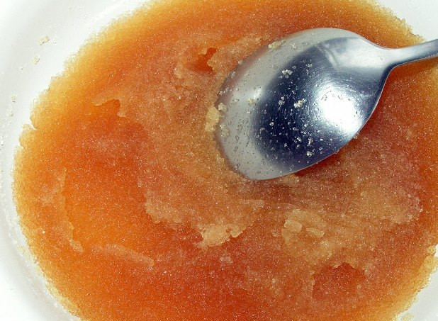 1. Этап. Желейный мармелад: Смешайте сок, мед и сахар и прогрейте на среднем огне до растворения сахара.