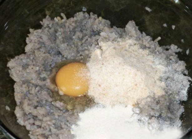 1. Этап. Котлеты из бычков: Добавьте в фарш манку, сухари, яйцо, соль и специи.