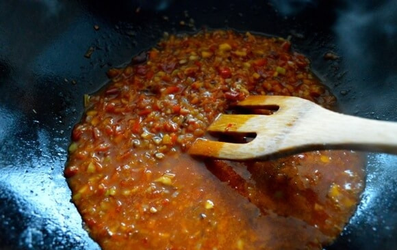 1. Этап. Рис с рыбой: 3. Влейте в сковороду оставшуюся воду, растворенный ранее крахмал, готовьте несколько минут до образования густой массы.