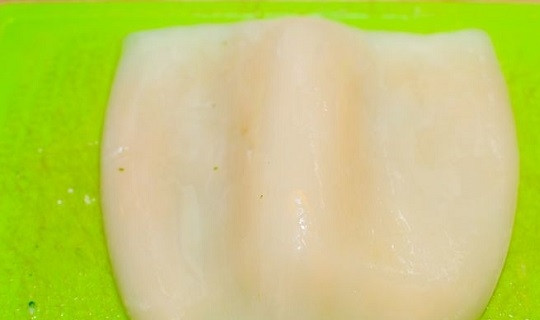 1. Этап. Кальмары с брокколи: 1. Приготовление этого блюда займет не более 15 минут, но состоит из трех процессов. Первым делом вымойте тушку кальмара. Очистите её при необходимости от пленки и нарежьте вот такими 