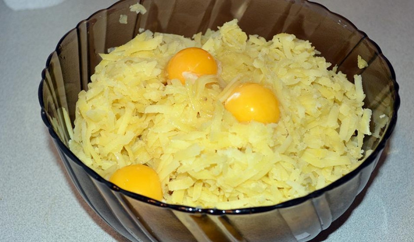 1. Этап. Зразы по-польски: 1. Картошку отвариваем, перетираем в пюре или трем на терке. Добавим яичные желтки, соль, специи, перемешаем. Постепенно всыпаем муку. Тщательно перемешиваем.