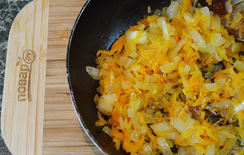 1. Этап. Суп грибной из белых грибов: Обжарьте морковь и лук с добавлением масла до золотистого цвета лука.