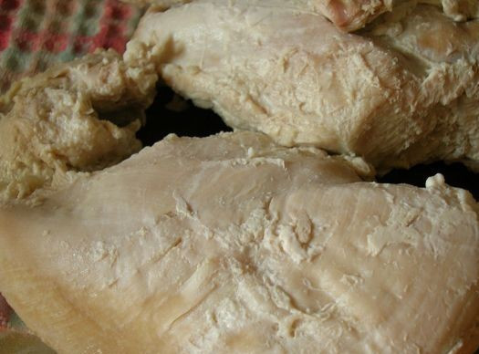 1. Этап. Суфле из куриного фарша: Готовим фарш. Куриное филе отвариваем в подсоленной воде до готовности. Рекомендую порезать филе на небольшие кусочки, чтобы ускорить процесс.