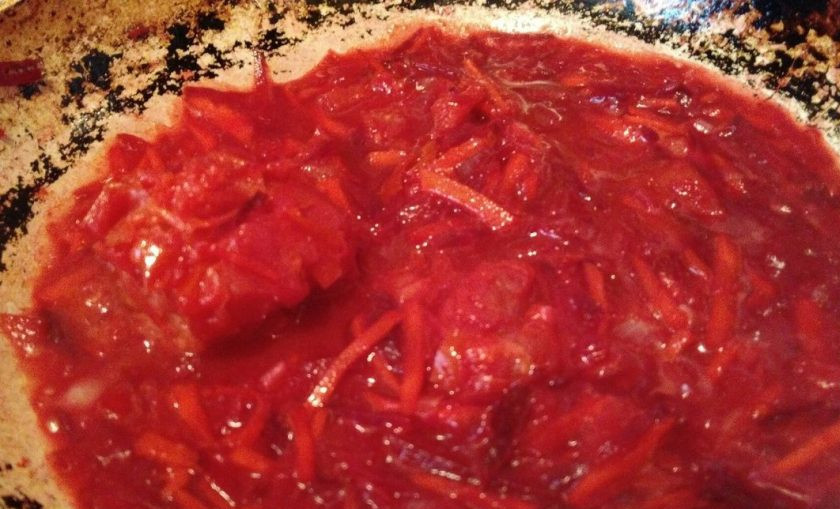 1. Этап. Борщ на постной говядине: 5. Когда овощи немного поджарятся, добавляйте полстакана воды. Тушите овощи 5 минут на слабом огне, после чего отставьте сковороду с пассеровкой и займитесь бульоном.