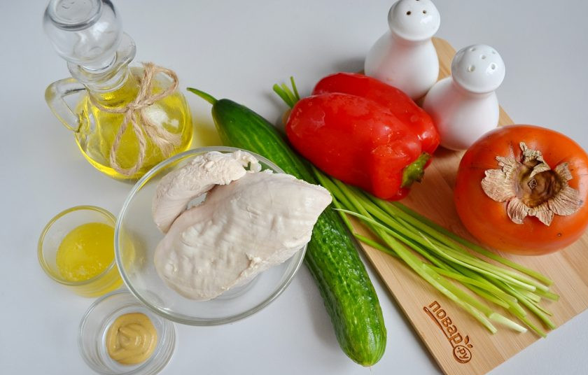 1. Этап. Слоеный салат из хурмы: Подготовьте продукты, заранее отварите куриное мясо и остудите. Вымойте овощи и зелень. Приступим!