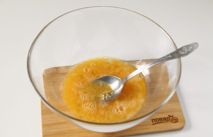 1. Этап. Заливной пирог на кефире с яйцом: Взбейте яйца с солью.