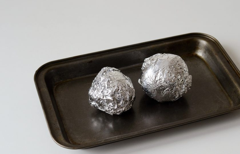 1. Этап. Салат из нута и свеклы: Свеклу запеките в фольге при температуре 200 градусов до мягкости. Затем остудите.