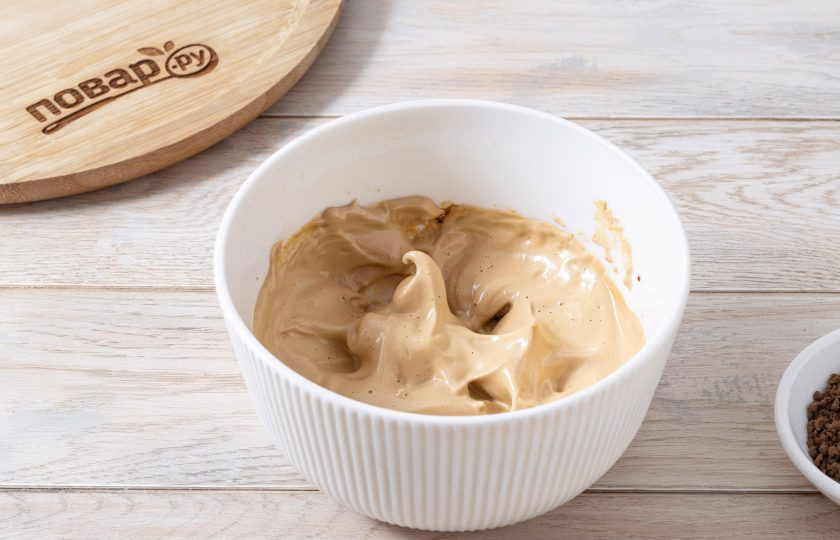 1. Этап. Дальгона без сахара: Масса должна увеличиться в размере и стать светлой.