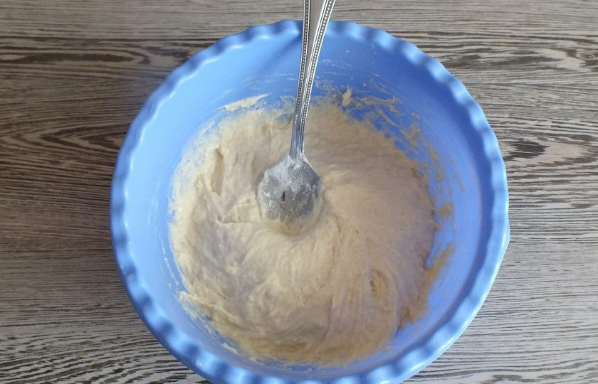 1. Этап. Булочки повышенной калорийности по ГОСТу: Тщательно перемешайте. Должно получиться густое, вязкое тесто.