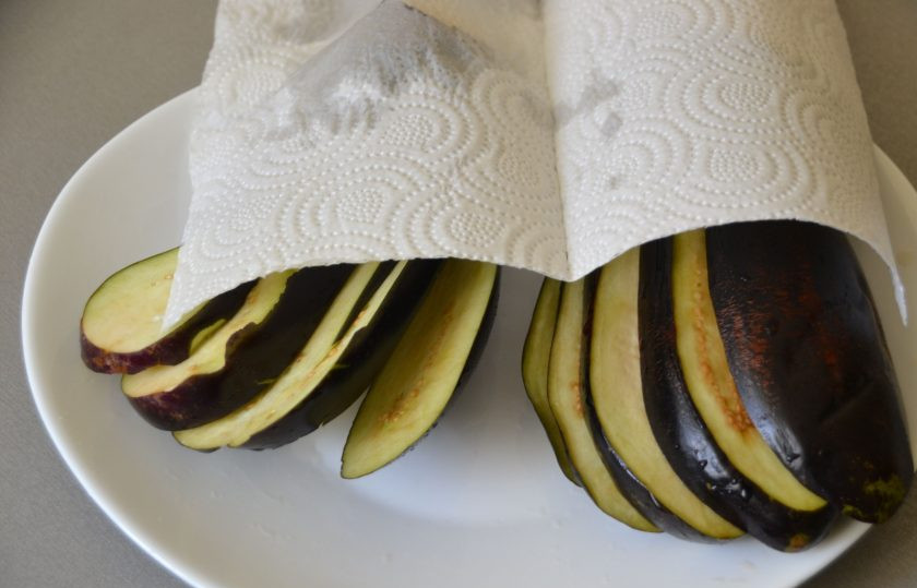 1. Этап. Баклажаны Жар-птица: Баклажаны промойте от соли и хорошо просушите бумажным полотенцем.