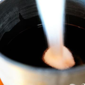 1. Этап. Брюссельская капуста с бальзамическим уксусом и клюквой: 3. Смешать бальзамический уксус и сахар в кастрюле. Довести до кипения, затем уменьшить огонь до среднего и готовить, пока масса не уменьшится и не станет густой, приблизительно 15-20 минут.