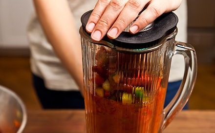 1. Этап. Клубничный гаспачо: Добавляем овощи в блендер. Все хорошенько измельчаем.